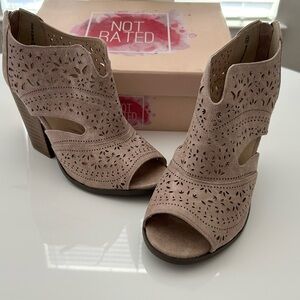 Not Rated Cream Santa Clara Faux Suede Cutout Heels size 9.5 NWT original box